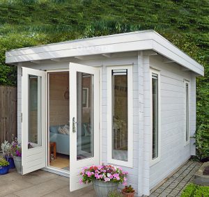 Blockhaus von Woodpro mit großer Flügeltür